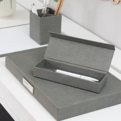 Astrid Pennbox Grå